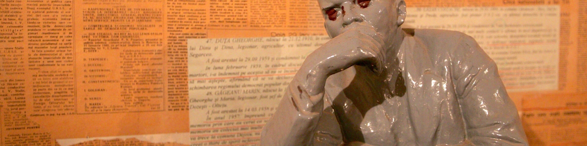 Museo del campesino rumano que incluye vista interna y una estatua o escultura