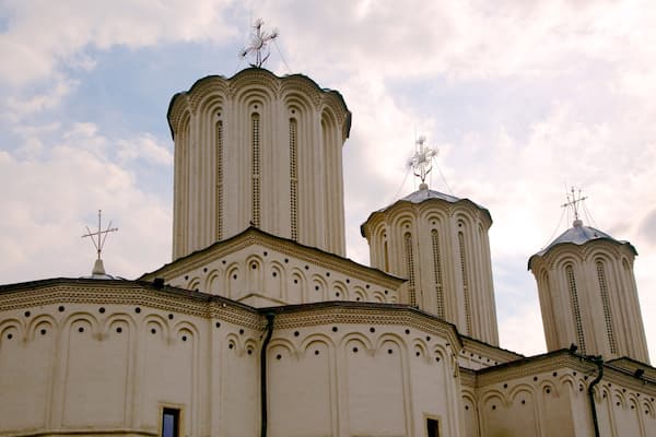 Eine große Kirche mit mehreren Kuppeln und Türmen, verziert mit feinen architektonischen Details und Kreuzen.