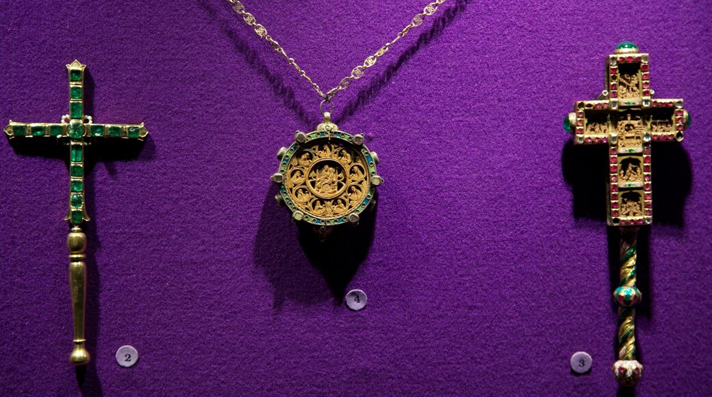 루마니아 국립역사박물관 을 특징 종교적 측면 과 실내 전경