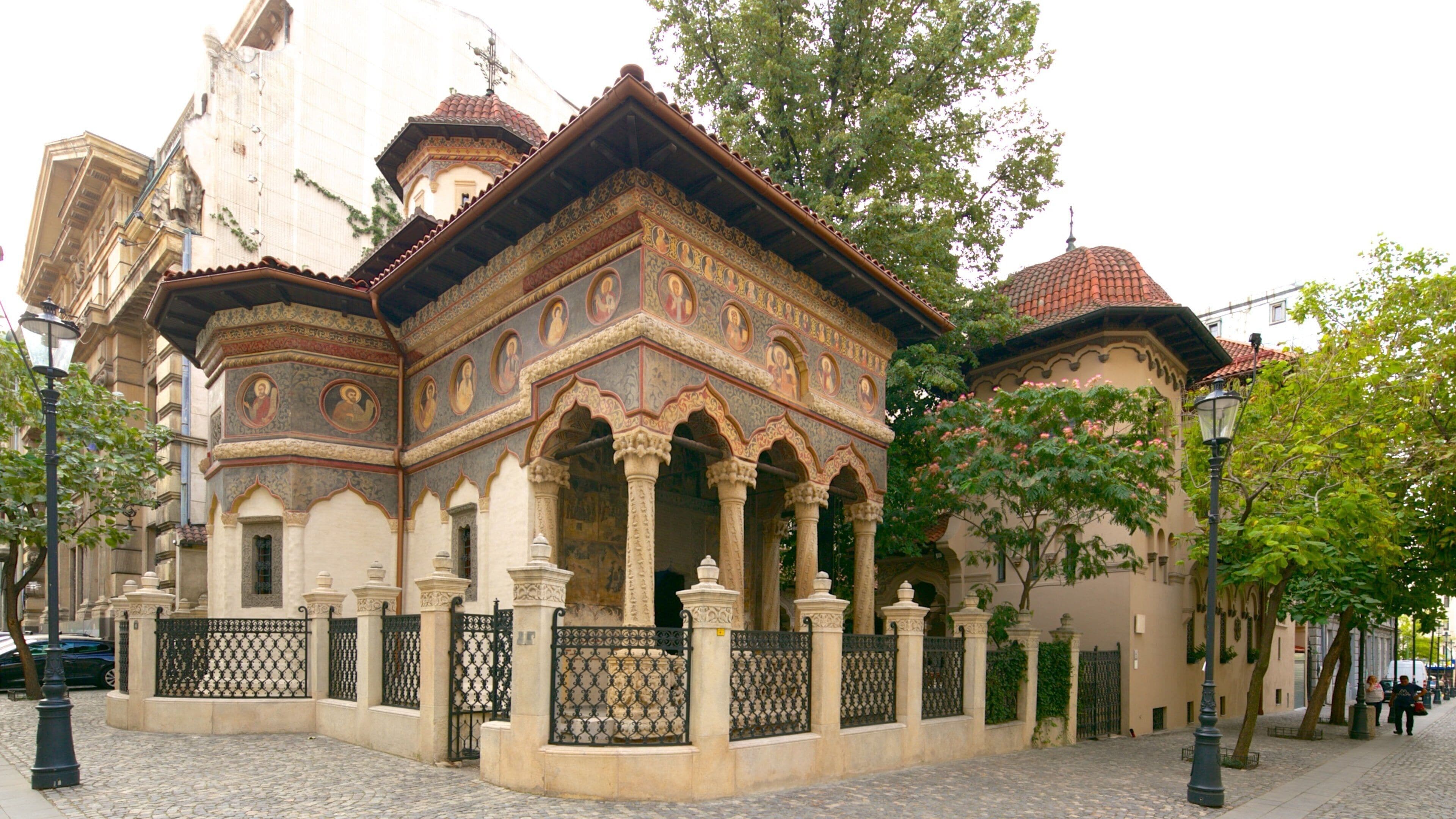 Un edificio histórico con arquitectura ornamentada, que incluye columnas y diseños decorativos.