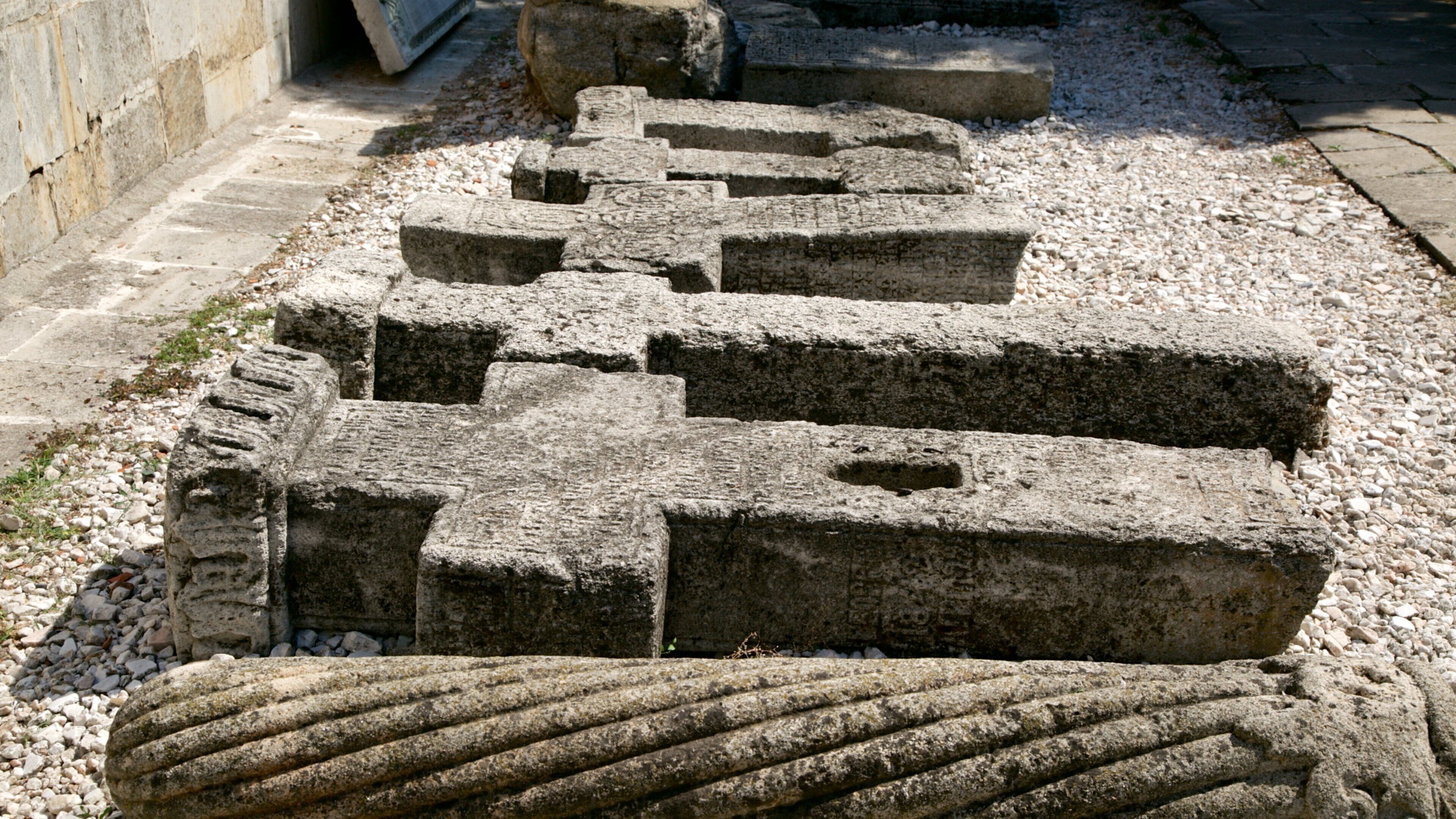 Curtea Veche which includes religious elements, château or palace and a cemetery