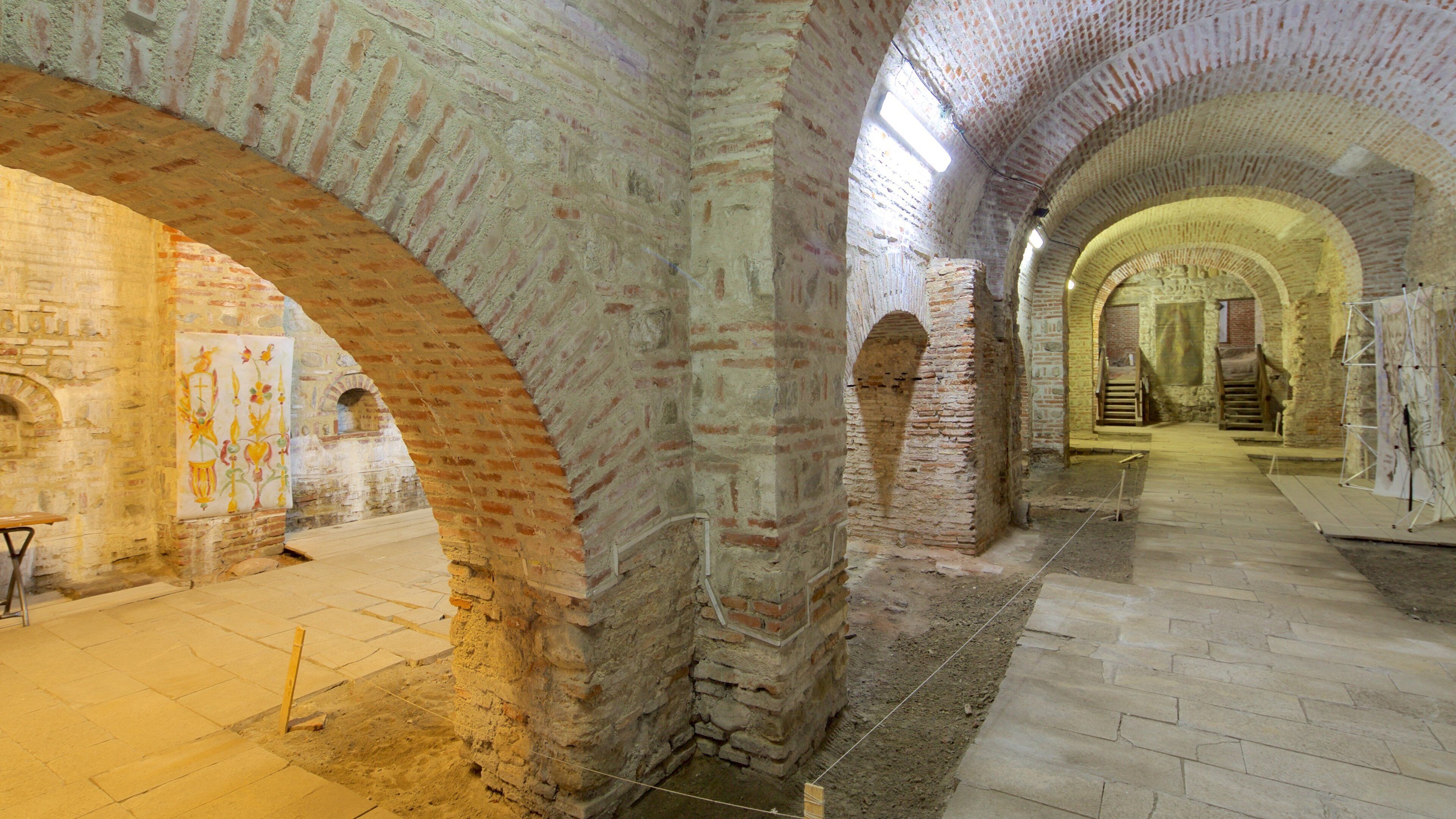 Curtea Veche showing heritage elements, château or palace and interior views