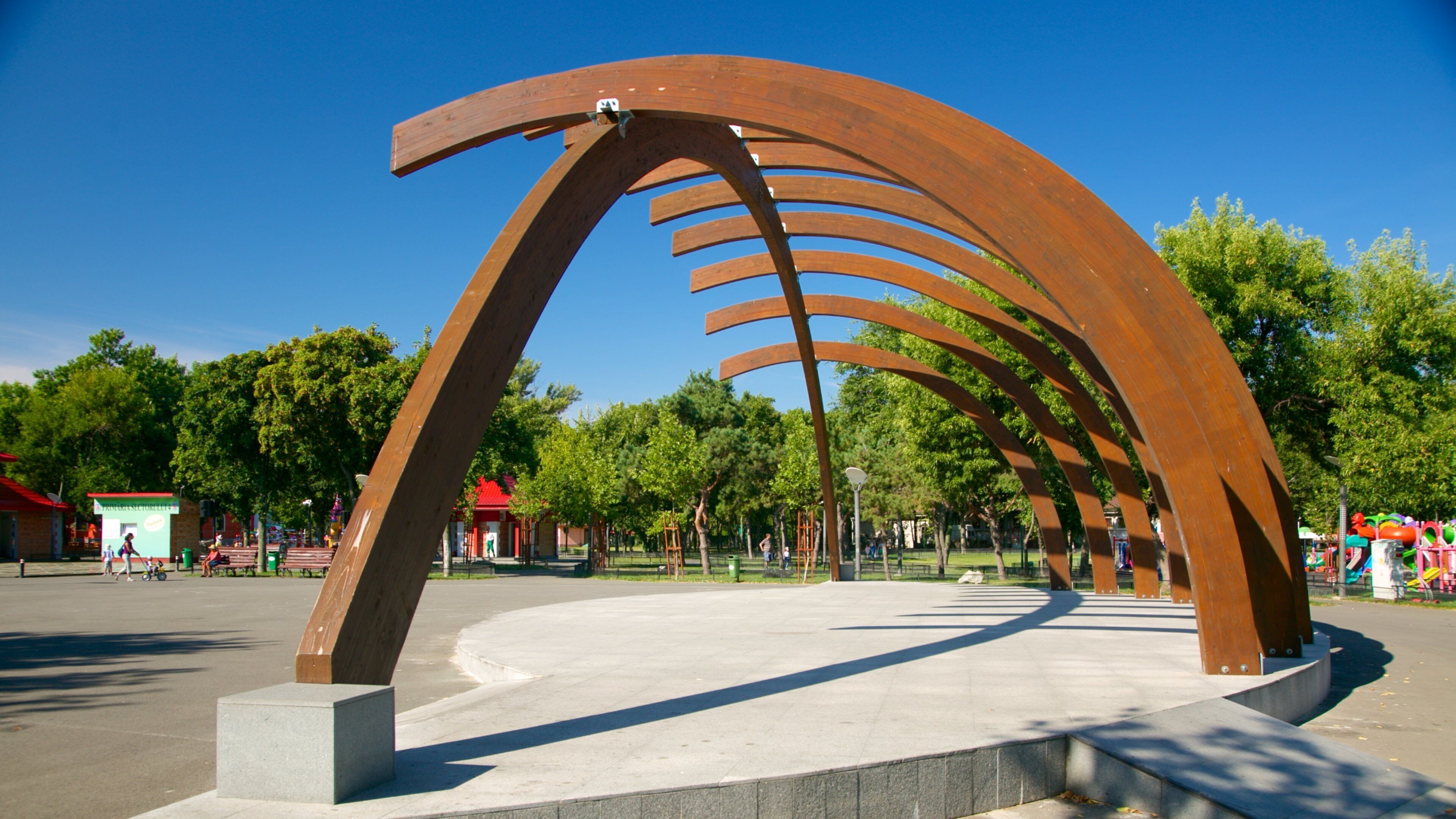 青年公園 设有 公園 和 現代建築