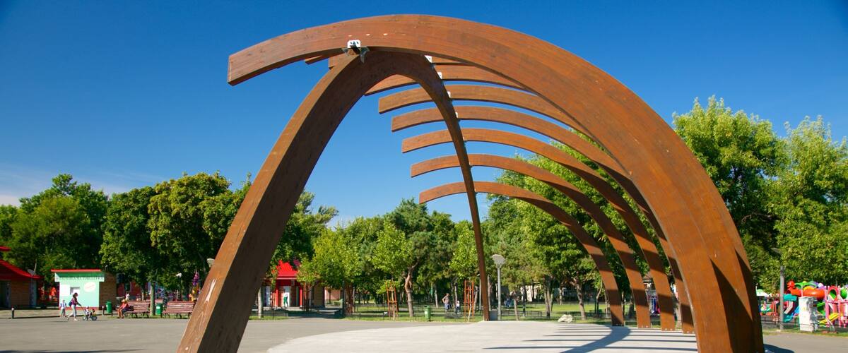 Parque Tineretului mostrando un parque y arquitectura moderna