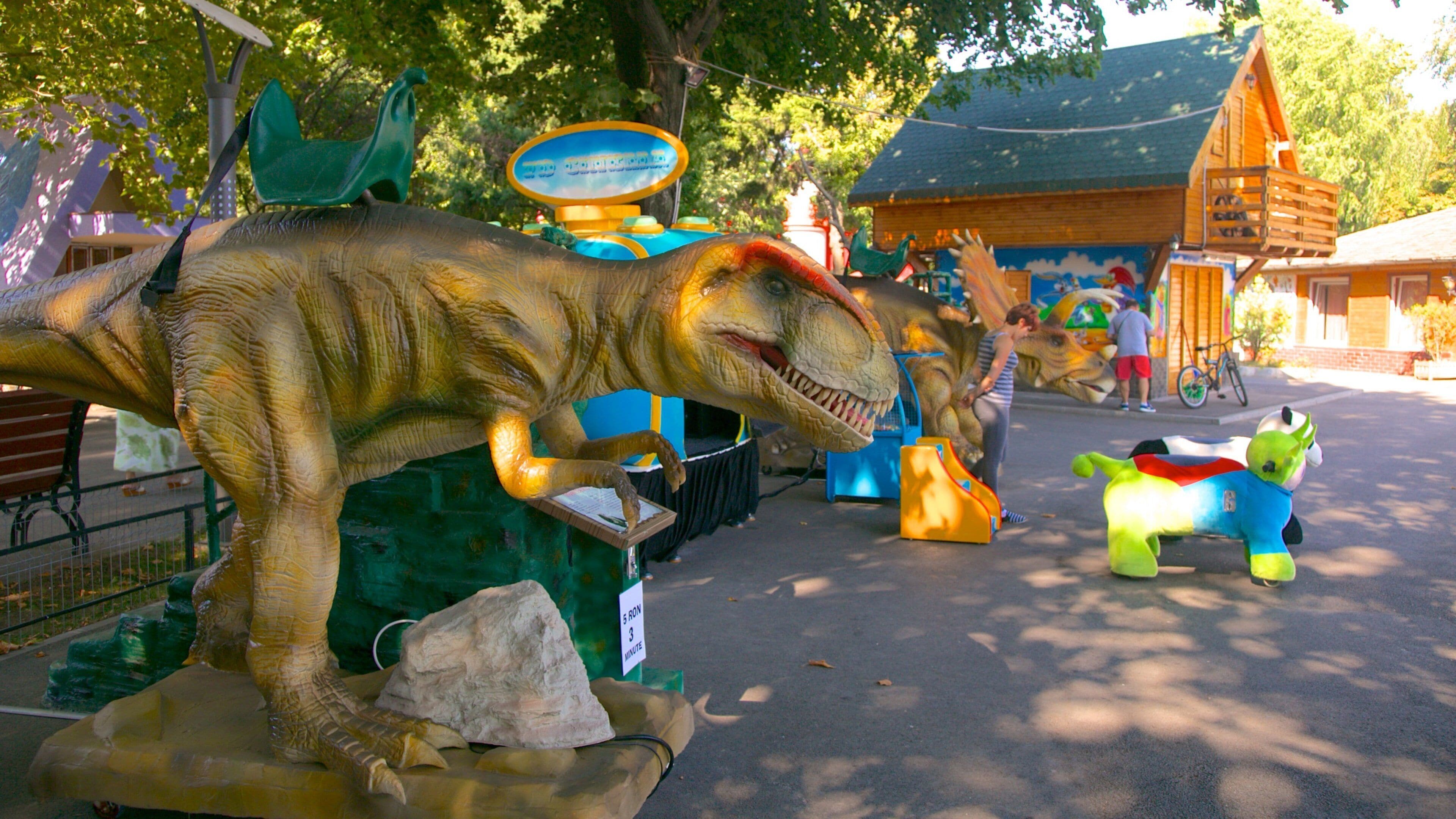 Tineretuluipark bevat een standbeeld of beeldhouwwerk en attracties