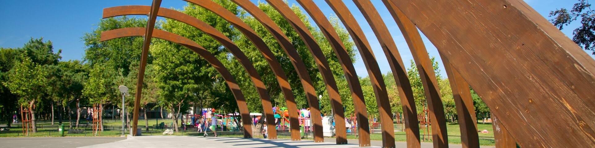 Tineretului Park featuring outdoor art and a park
