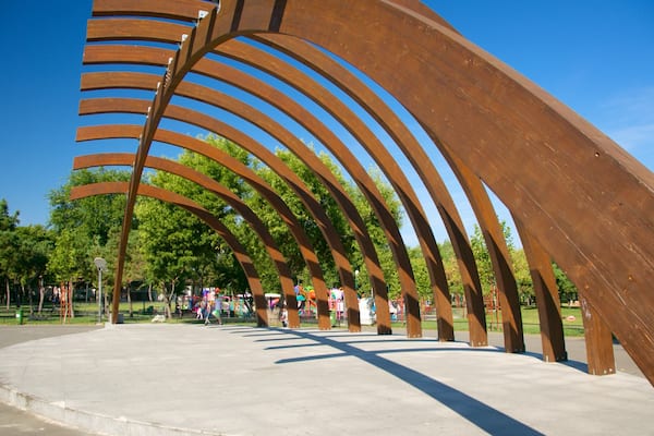 Tineretului Park welches beinhaltet Garten und Outdoor-Kunst