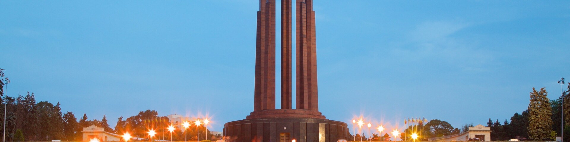Carol Park showing a monument, a garden and a sunset
