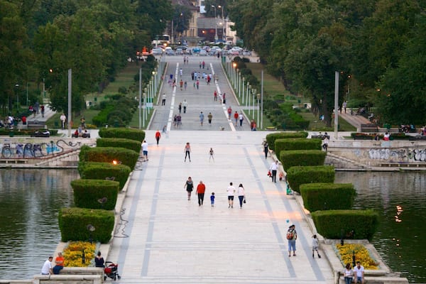 Carol Park das einen Park, Platz oder Plaza und Fluss oder Bach