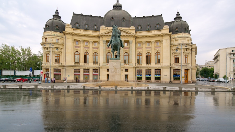 Ein großes, verziertes Gebäude mit Kuppeldächern und einer Statue davor.