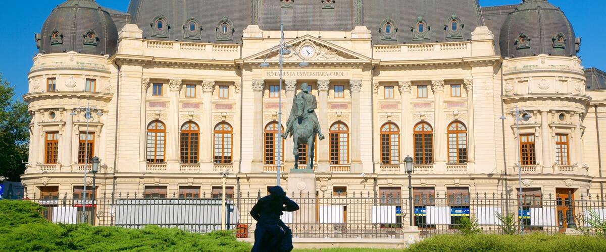 Bukarest som inkluderar en staty eller skulptur och historisk arkitektur