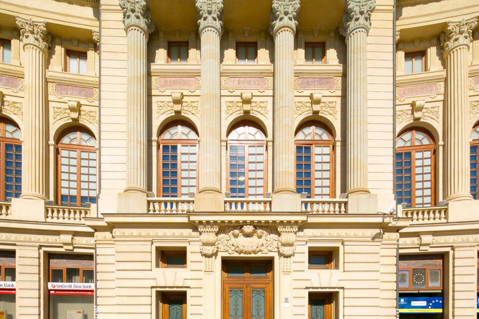 Un bâtiment de style classique, orné de colonnes et doté de fenêtres en arc de cercle.