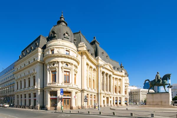 Bukarest som viser en by, historiske bygningsværker og en statue eller en skulptur