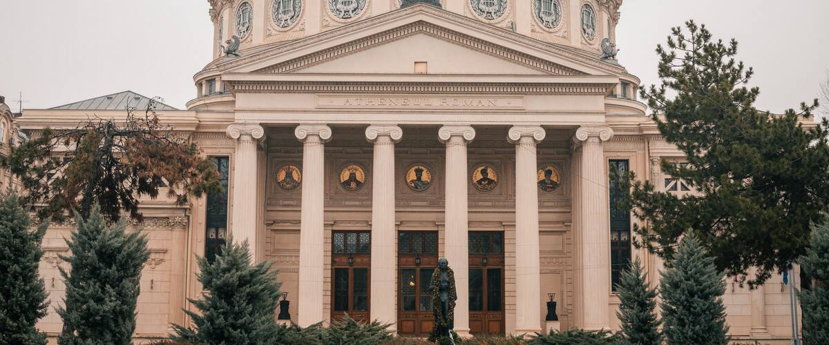 Un edificio neoclásico con una cúpula grande, columnas y estatuas.