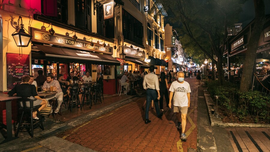 Boat Quay which includes night scenes, street scenes and nightlife