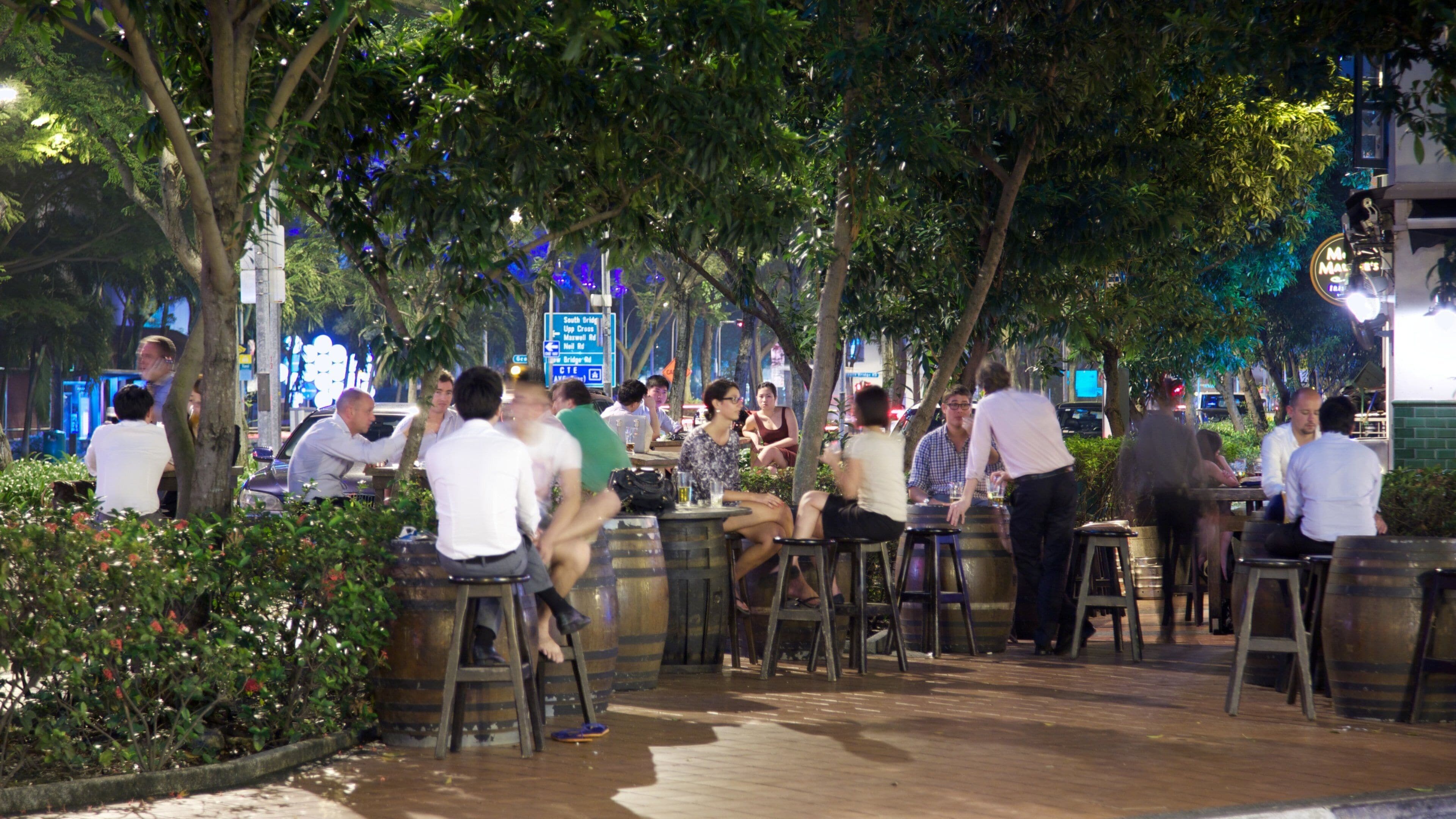 Boat Quay que incluye restaurantes, escenas de noche y una ciudad