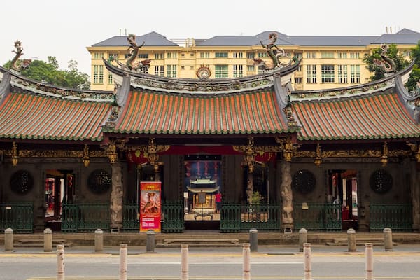 Un temple chinois traditionnel, doté de toits richement décorés et de statues.