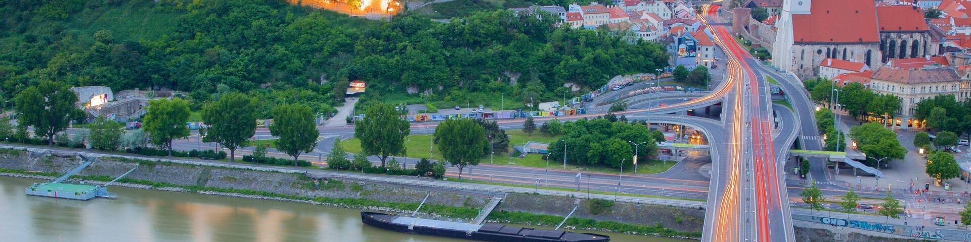 Burg Bratislava mit einem Fluss oder Bach, Burg und Stadt