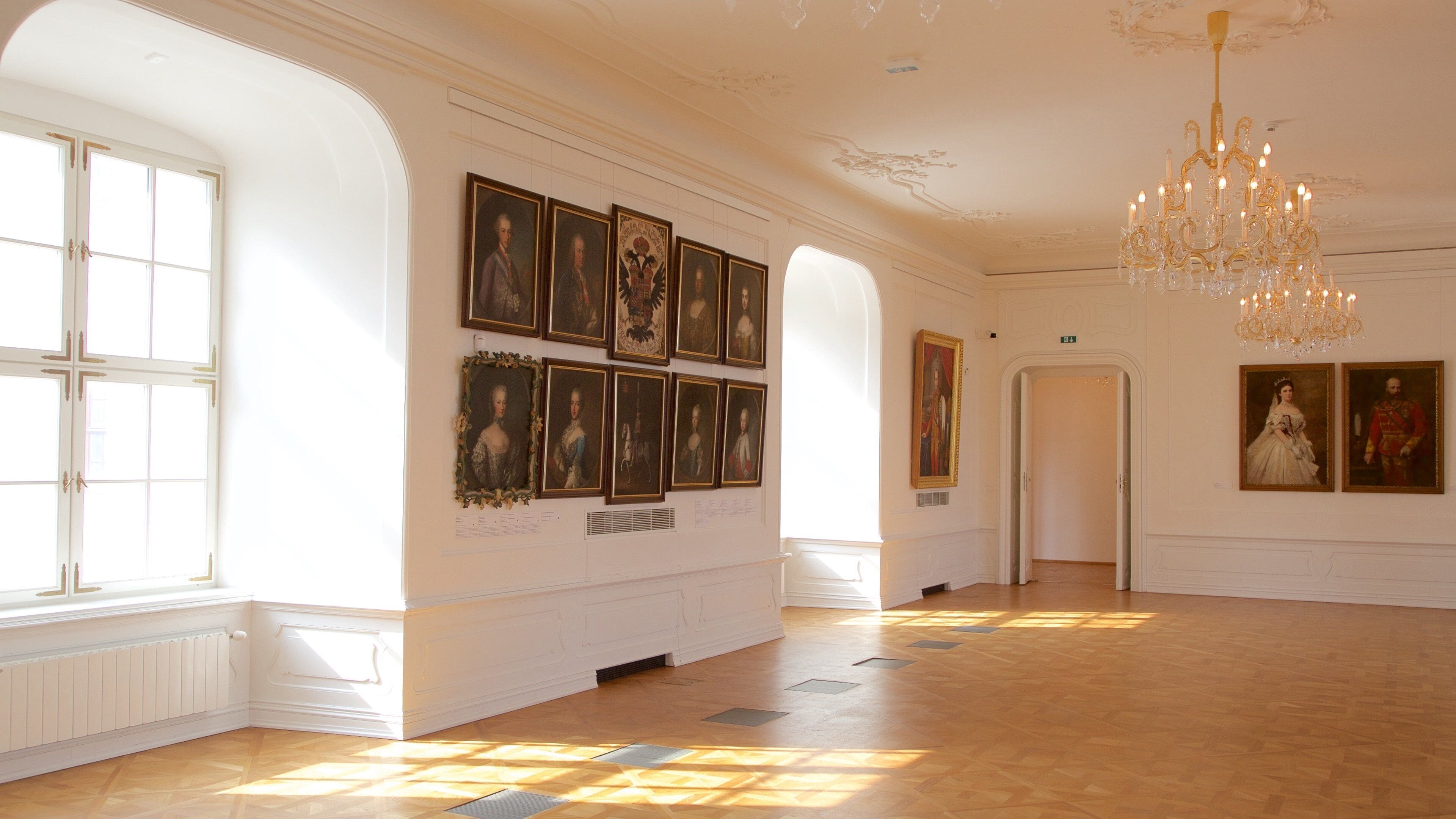 Castillo de Bratislava que incluye un castillo, vistas interiores y elementos del patrimonio