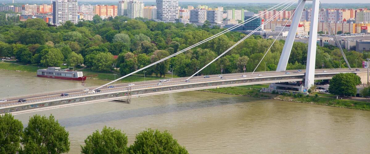 Castillo de Bratislava ofreciendo un río o arroyo, un puente y una ciudad