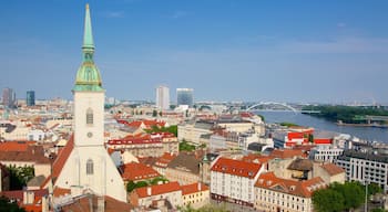 St. Martins katedral som viser by og kirke eller katedral