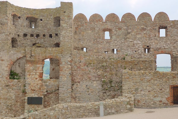 ChĂąteau Devin qui includes bĂątiments en ruines, patrimoine historique et chĂąteau