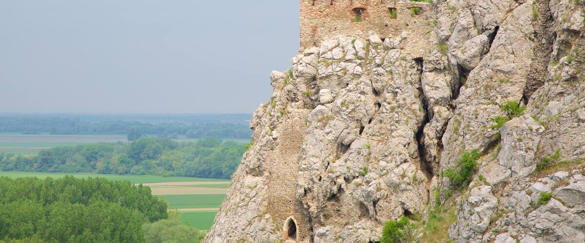 Castelo de Devin que inclui um pequeno castelo ou palácio, uma ruína e elementos de patrimônio