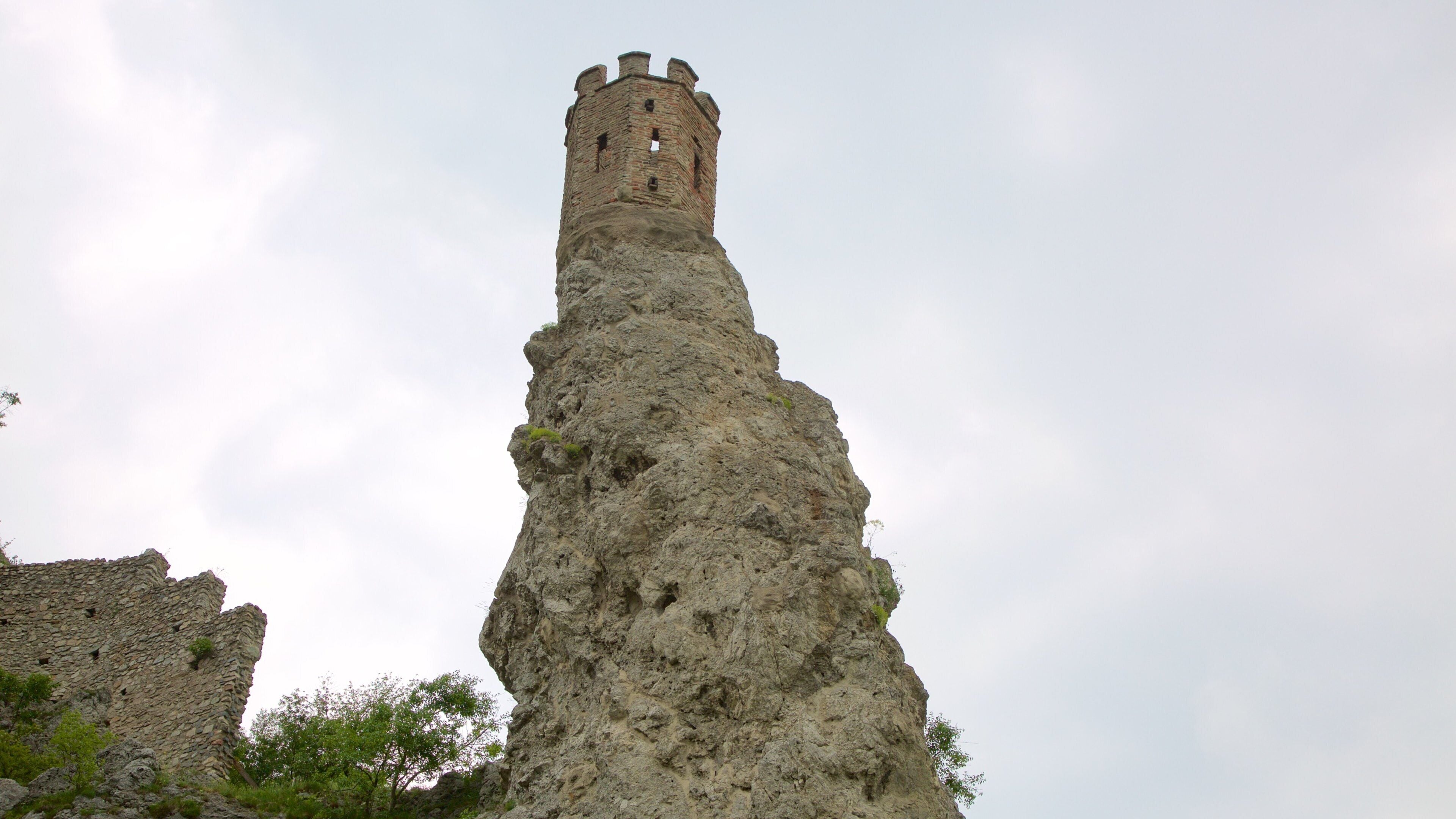 Castillo de Devin mostrando una ruina y palacio