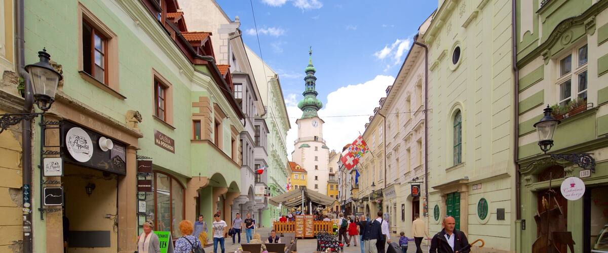 Puerta de San Miguel mostrando estilo de vida de café, escenas urbanas y una ciudad