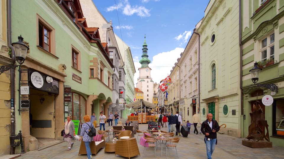 Michaels port som viser by, kafé og gatescener