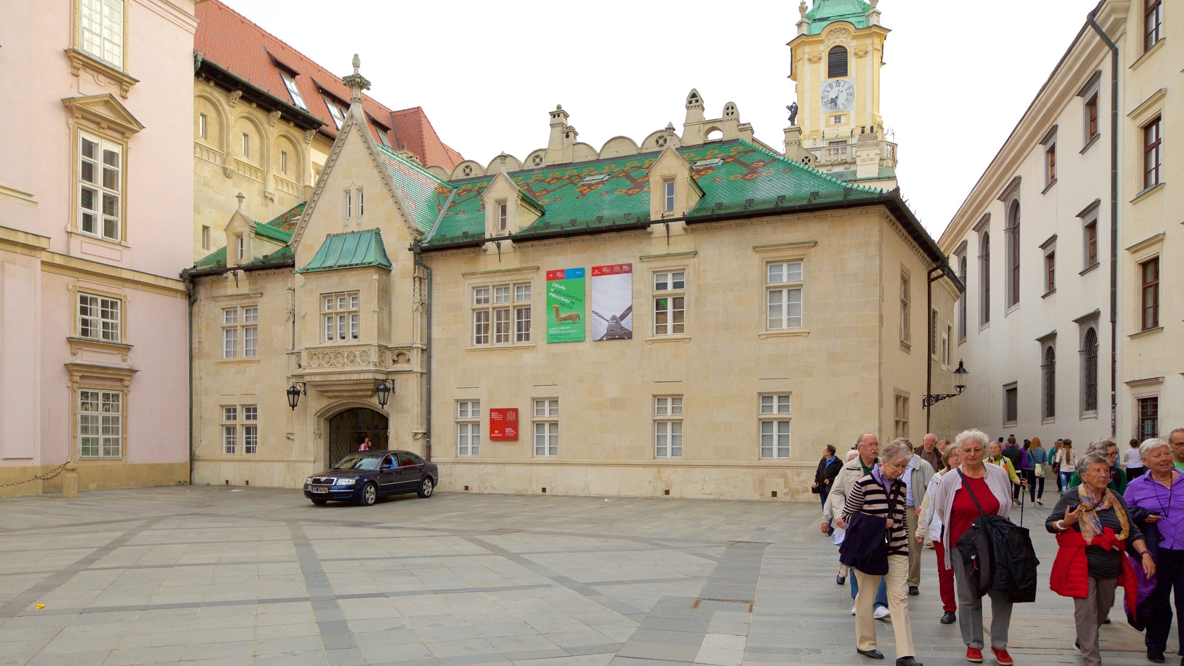 Primate\'s Palace showing heritage elements, a square or plaza and a city