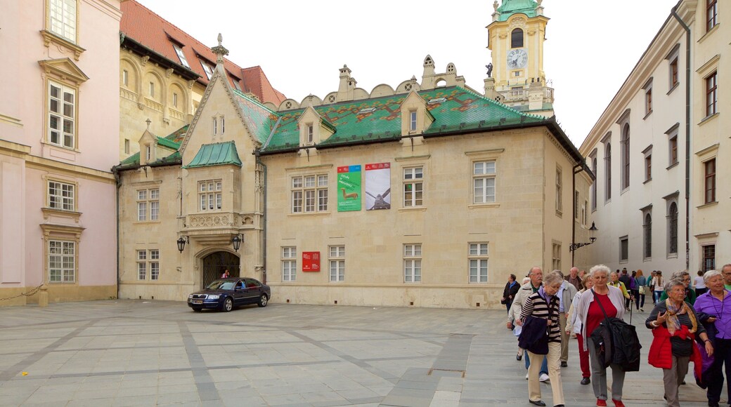 Primate\'s Palace showing heritage elements, a square or plaza and a city