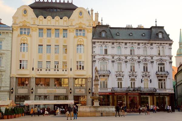 Piazza Hlavne mostrando città, oggetti d\'epoca e piazza