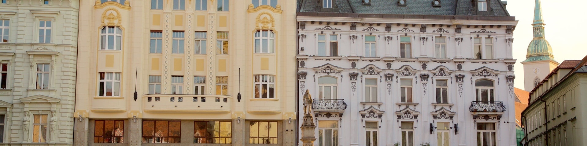 Hlavne Square featuring a square or plaza, heritage elements and a city