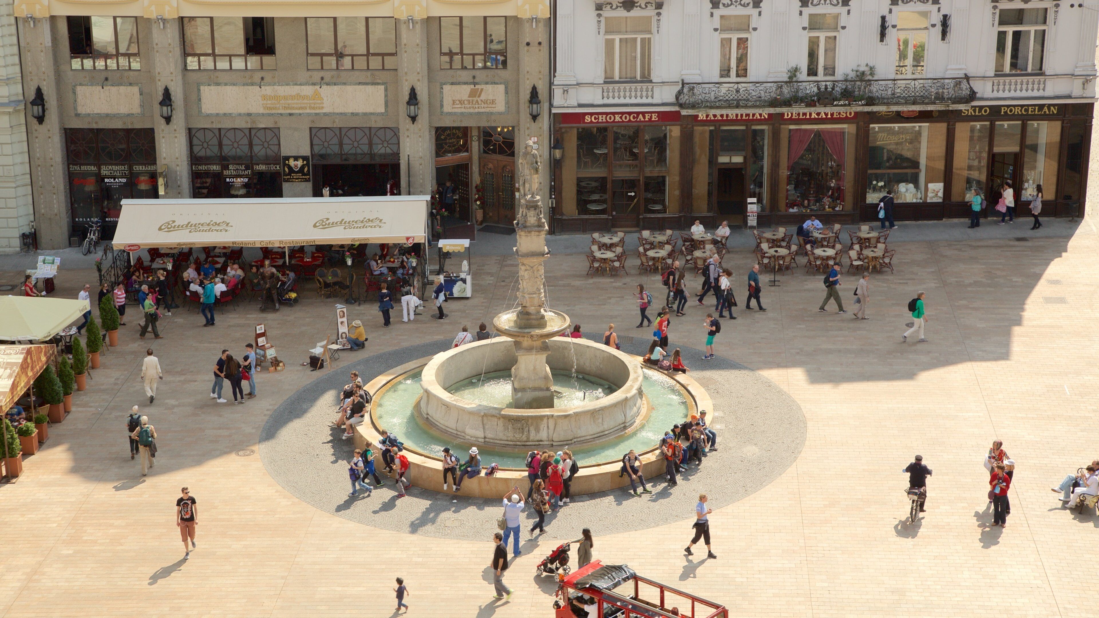 Hlavne-torget som inkluderar en fontän och ett torg såväl som en stor grupp av människor