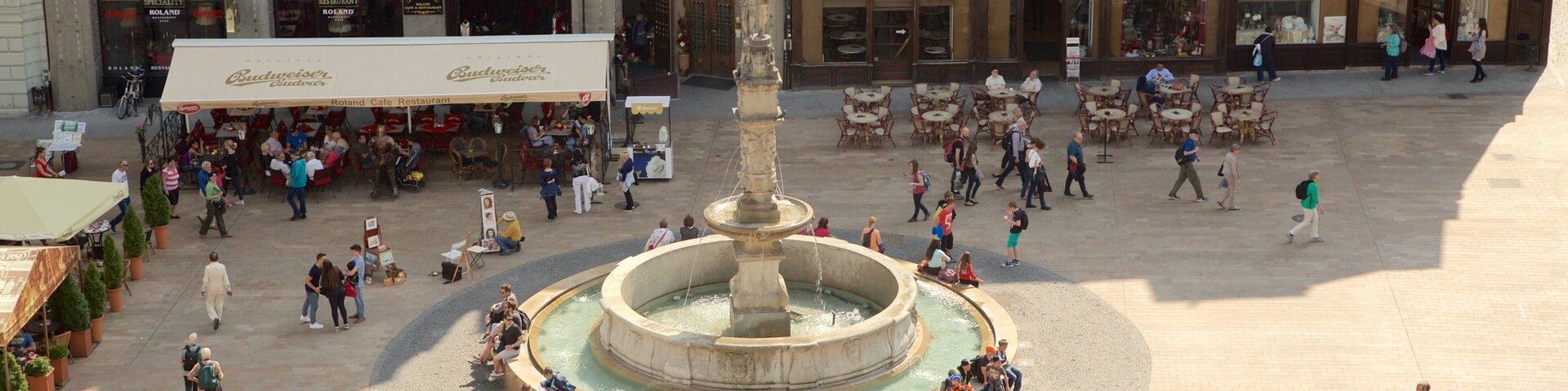 Place Hlavne montrant square ou place et fontaine aussi bien que important groupe de personnes