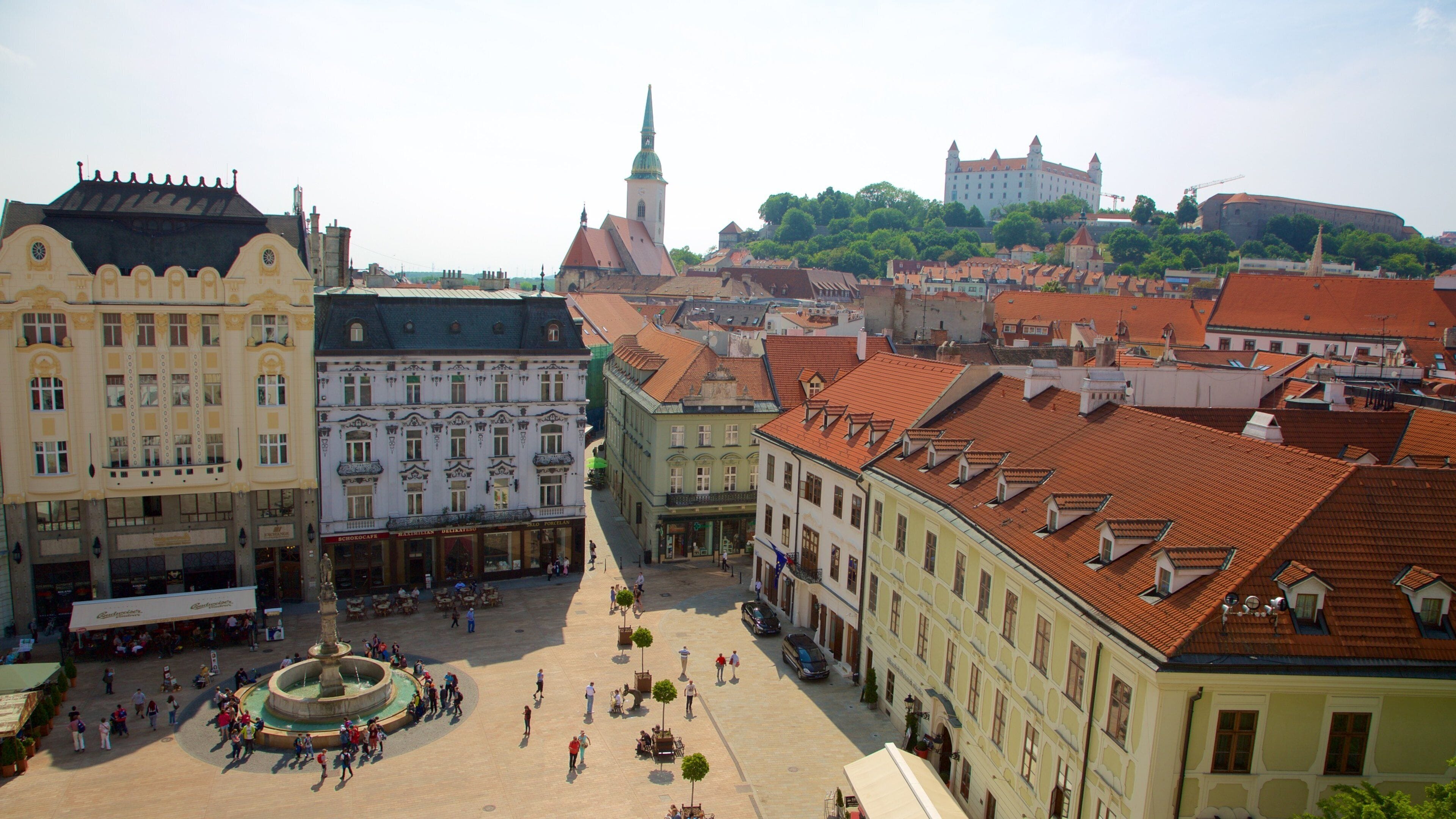 Hlavne Square showing a square or plaza, a city and heritage elements
