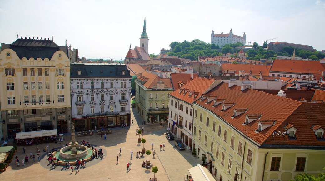 Hlavne Square showing a square or plaza, a city and heritage elements
