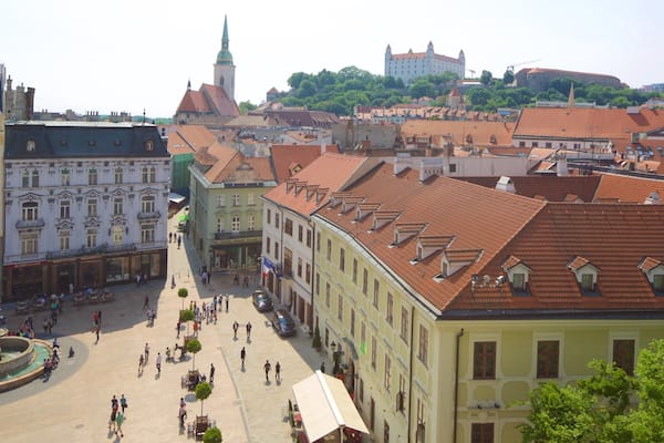 Hlavne Square which includes a square or plaza and a city