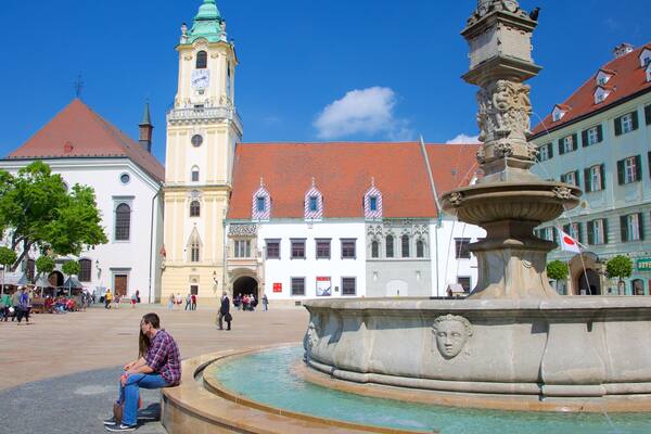Hlavne-aukio johon kuuluu lähde, kaupunki ja tori