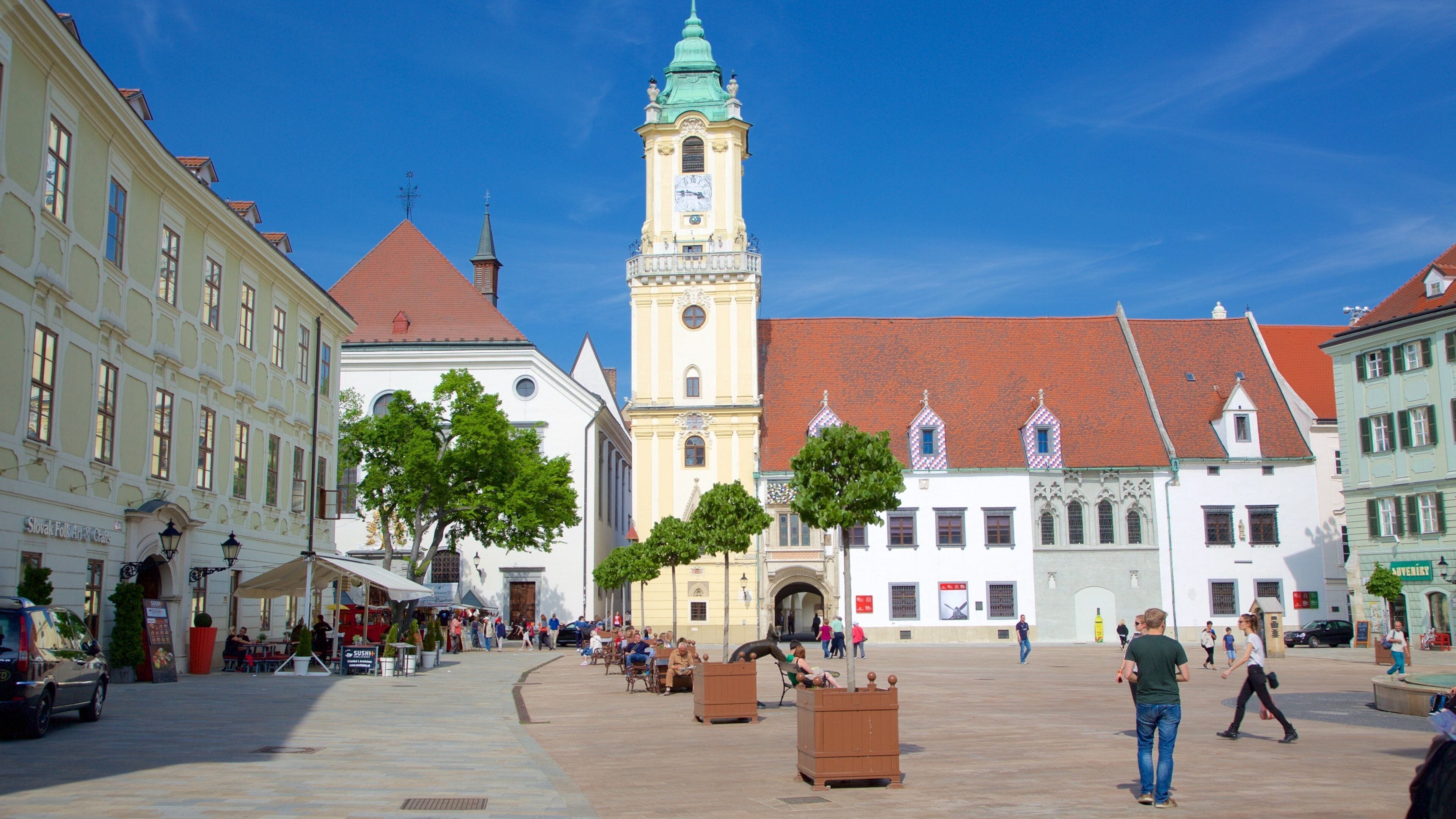 Hlavne Square showing a square or plaza, heritage elements and a city