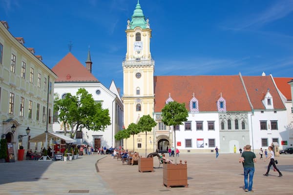 Plaza Hlavne mostrando una plaza, una ciudad y elementos patrimoniales