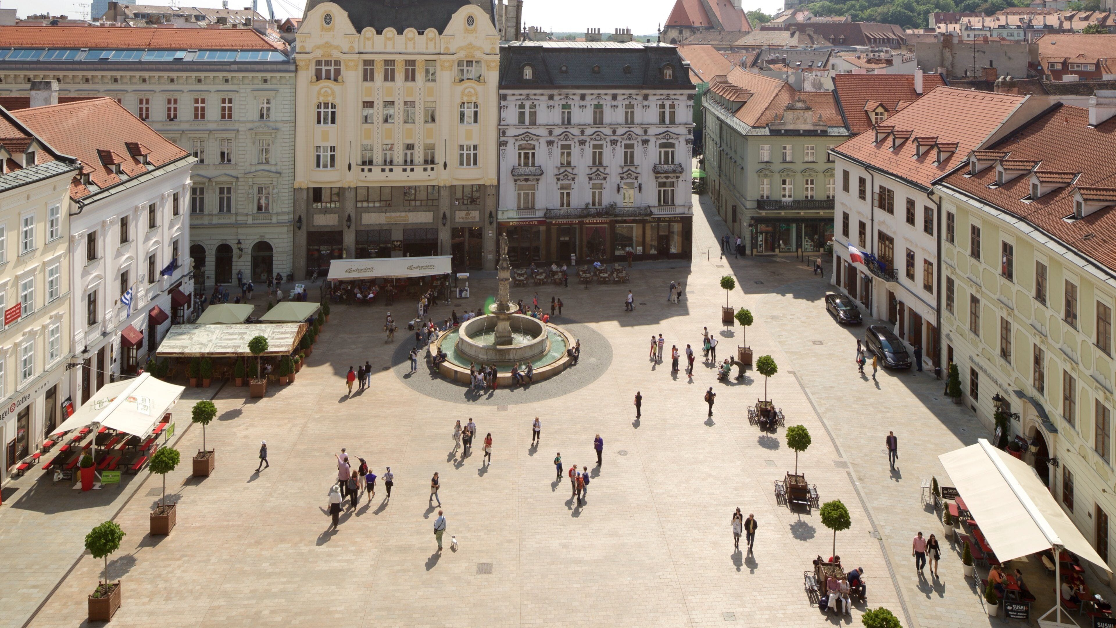 Plaza Hlavne que incluye una plaza y una ciudad y también un grupo pequeño de personas