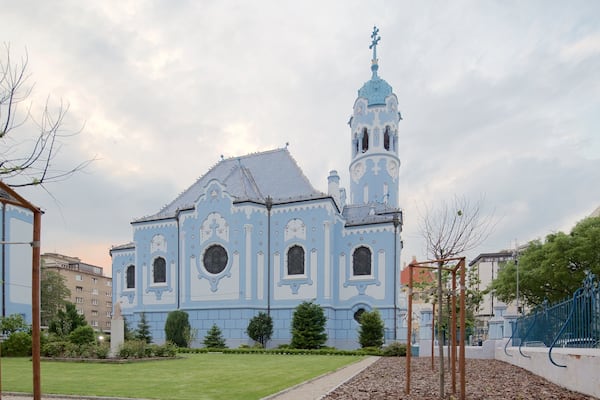 Chiesa blu che include parco e chiesa o cattedrale