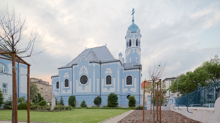 Igreja Azul mostrando uma igreja ou catedral e um parque