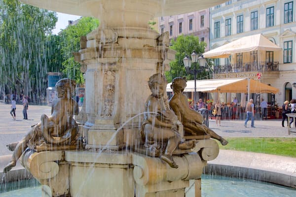 Hviezdoslavovo-aukio featuring tori, patsas tai veistos ja lähde