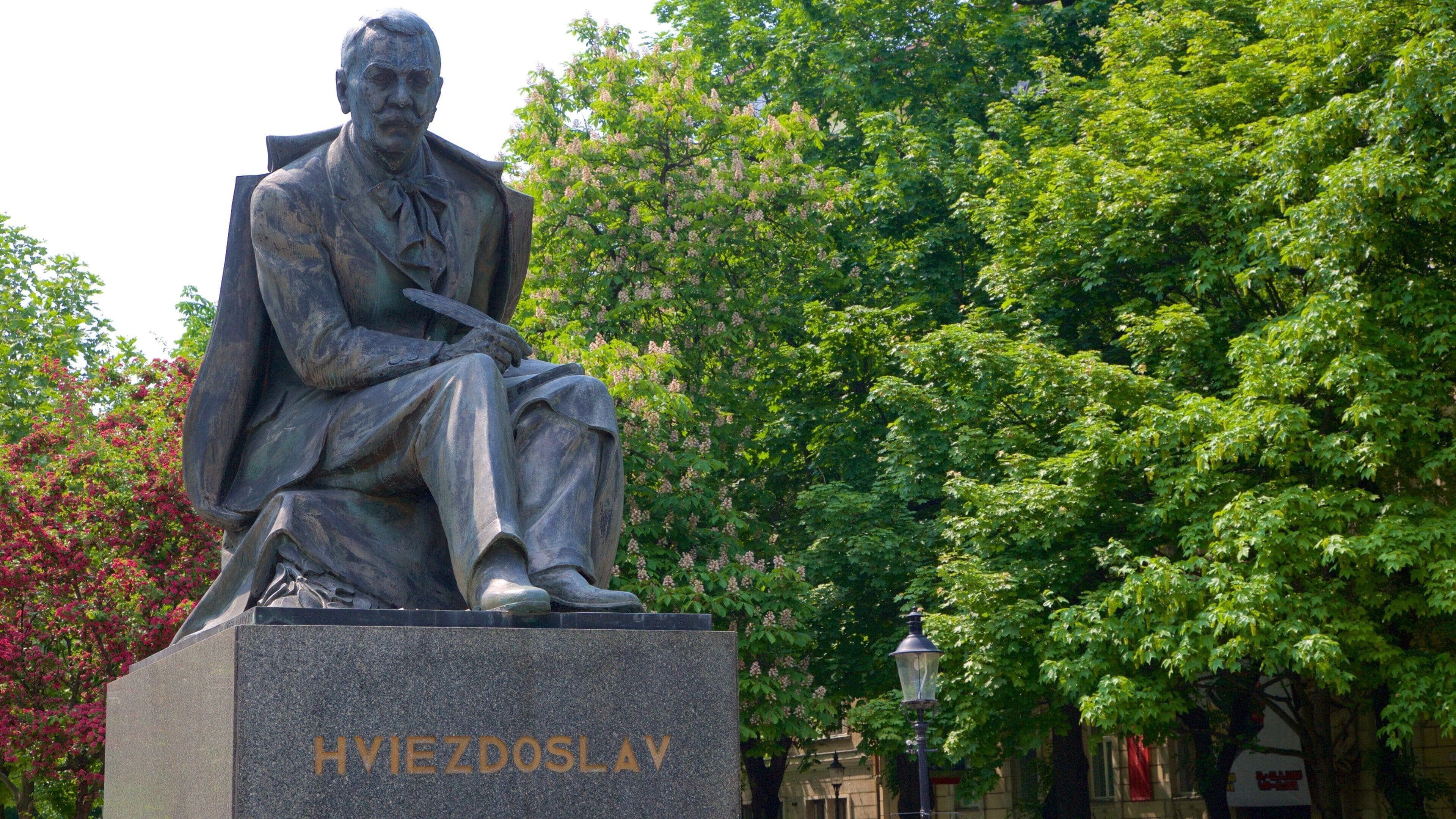 赫維茲多斯拉夫廣場 其中包括 雕像或雕塑 和 紀念碑