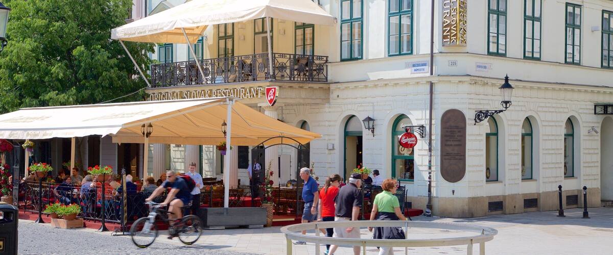 Place Hviezdoslavovo mettant en vedette scènes de rue et ville