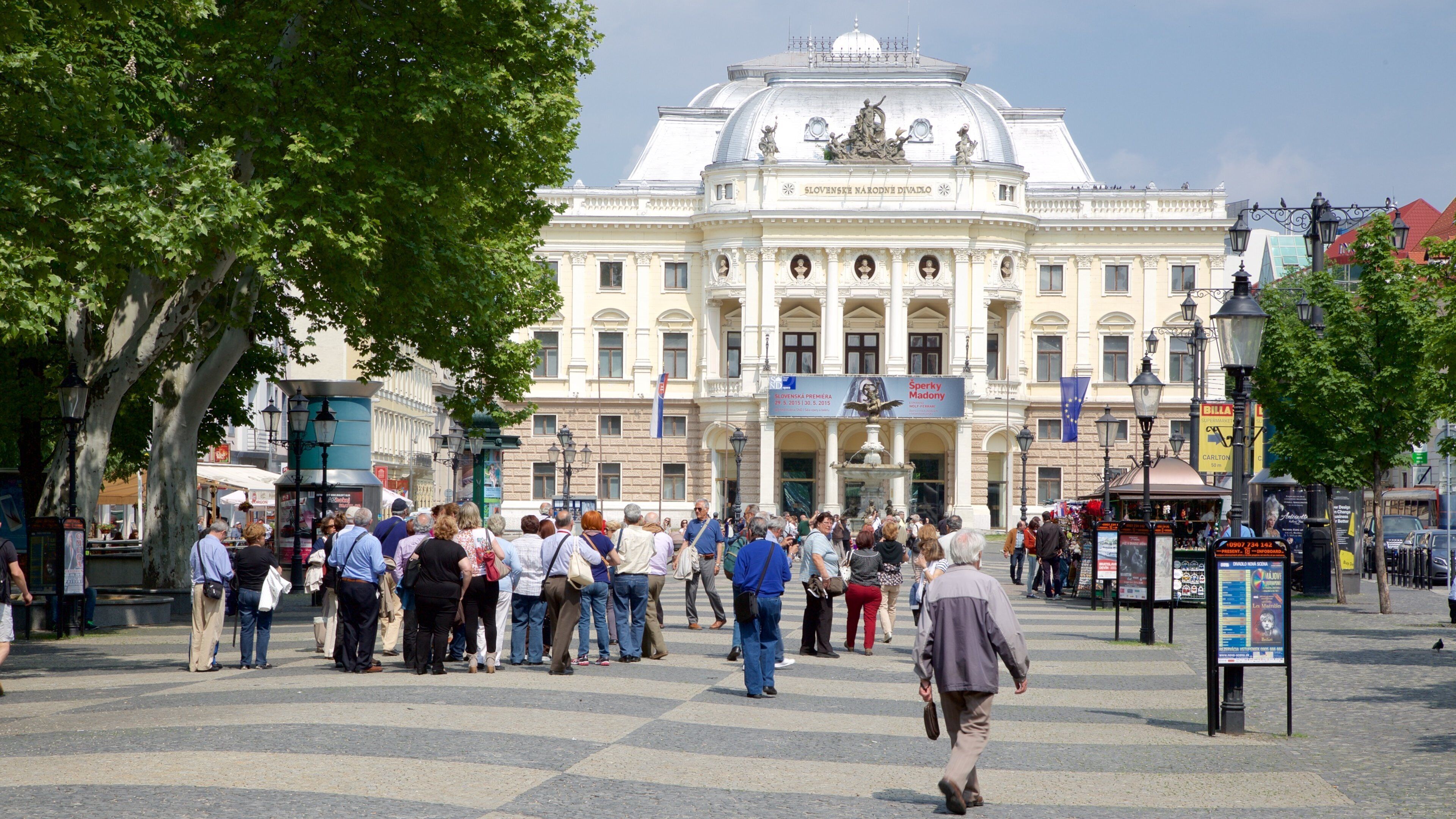 Hviezdoslavovo-torget som inkluderar ett torg såväl som en stor grupp av människor
