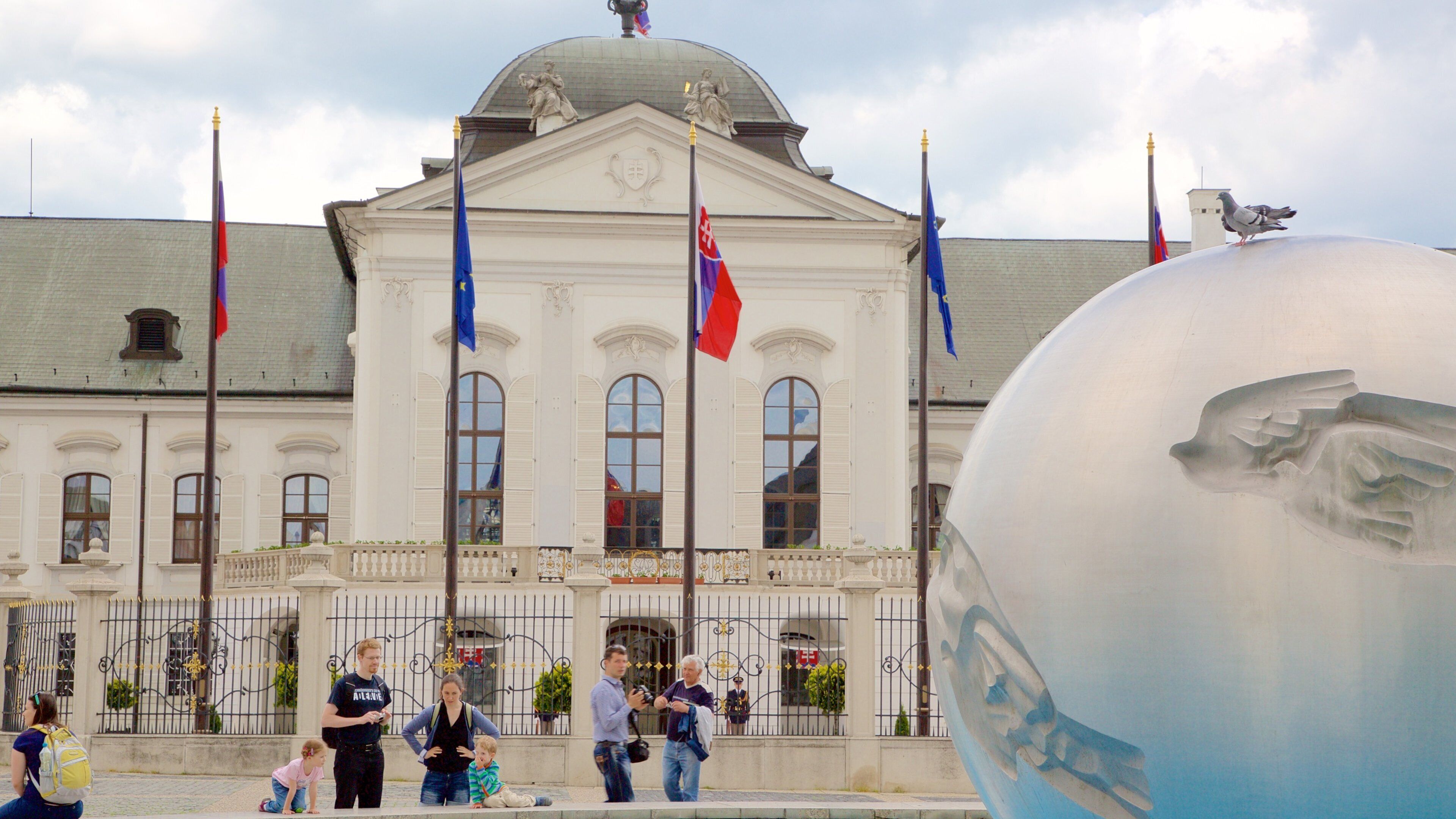 Palazzo presidenziale mostrando edificio amministrativo, castello e statua o scultura